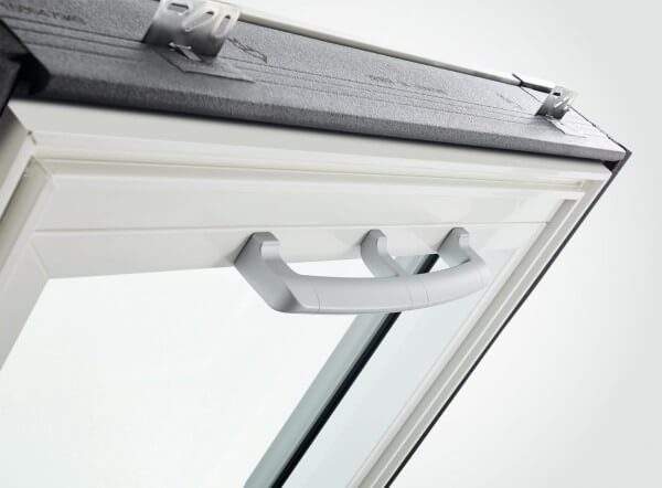Roto Griff in Grau für Dachfenster der Baureihe Q in Holz und Kunststoff